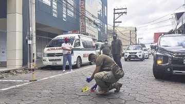felcc-recogi-evidencias-en-el-lugar-del-suceso-en-la-clnica-nu_859987648_1140x520