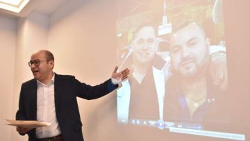 el-diputado-bazn-muestra-una-foto-para-sustentar-su-denuncia.-ap_1263525960_760x520