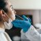 covid-exame-swab-nariz-mulher-fazendo-exame-pelo-nariz-rt-pcr–antigeno-1641854097946_v2_900x506