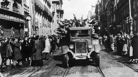 Españoles festejando el fin de la guerra