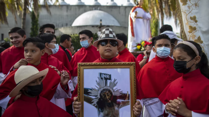 Miembros de una hermandad de Semana Santa Nicaragua