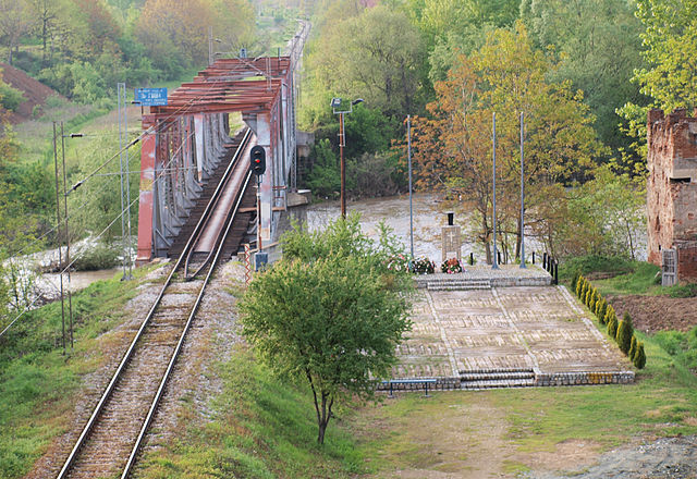 Puente sobre el Morava y monumento a las víctimas del ataque