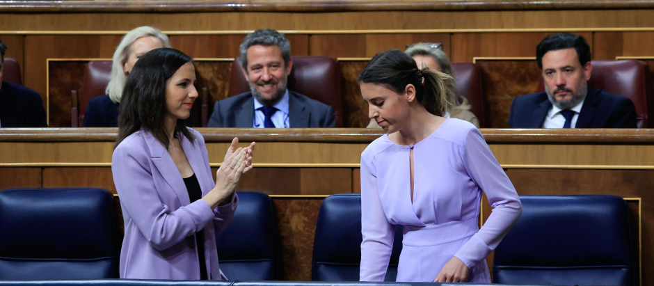 MADRID, 20/04/2023.- La ministra de Derechos Sociales Ione Belarra (i) aplaude la intervención de su compañera de partido y ministra de Igualdad, Irene Montero (d), durante el pleno celebrado este jueves en el Congreso. EFE/Zipi AragónEFE