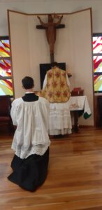 Misa tridentina en Bolivia. Capilla del Monasterio Cisterciense Ave María de La Paz. Padre João Silveira y acólito Cristián Cisneros. Otra foto.