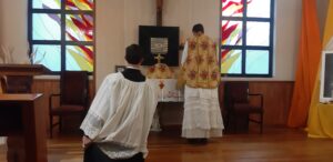 Misa tridentina en Bolivia. Capilla del Monasterio Cisterciense Ave María de La Paz. Padre João Silveira y acólito Cristián Cisneros.