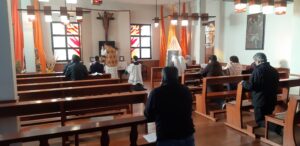 Misa tridentina en Bolivia. Capilla del Monasterio Cisterciense Ave María de La Paz. Vista lateral izquierda de los feligreses.