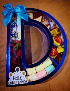 Caja de dulces Dayni Regalos letra D transparente