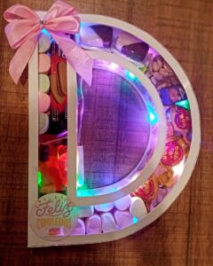 Caja de dulces Dayni Regalos letra D transparente