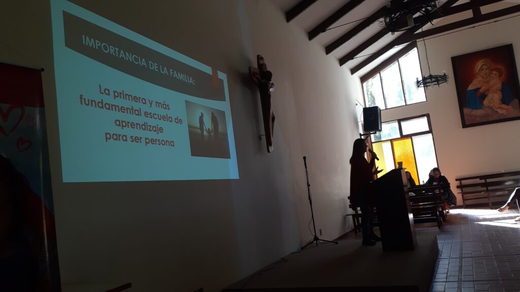Charla "Importancia de la familia", por la lic. Mariana Kappelmayer, en el II Encuentro por la Vida organizado por el CAM Bolivia en La Paz. Definición de familia.