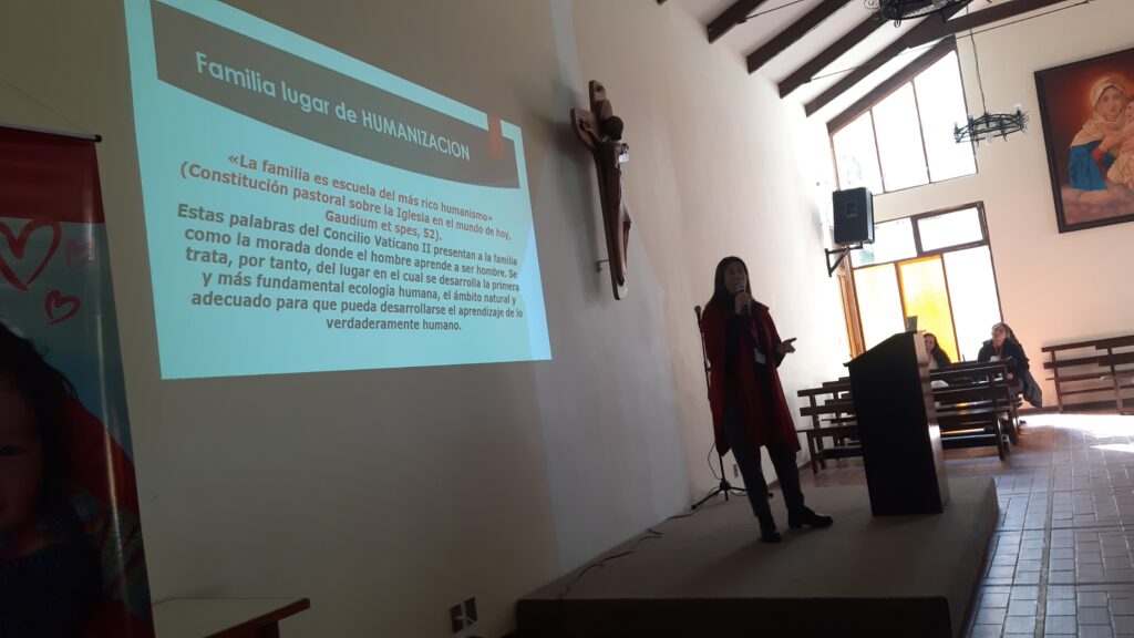 Charla "Importancia de la familia", por la lic. Mariana Kappelmayer, en el II Encuentro por la Vida organizado por el CAM Bolivia en La Paz. Familia: lugar de humanización..