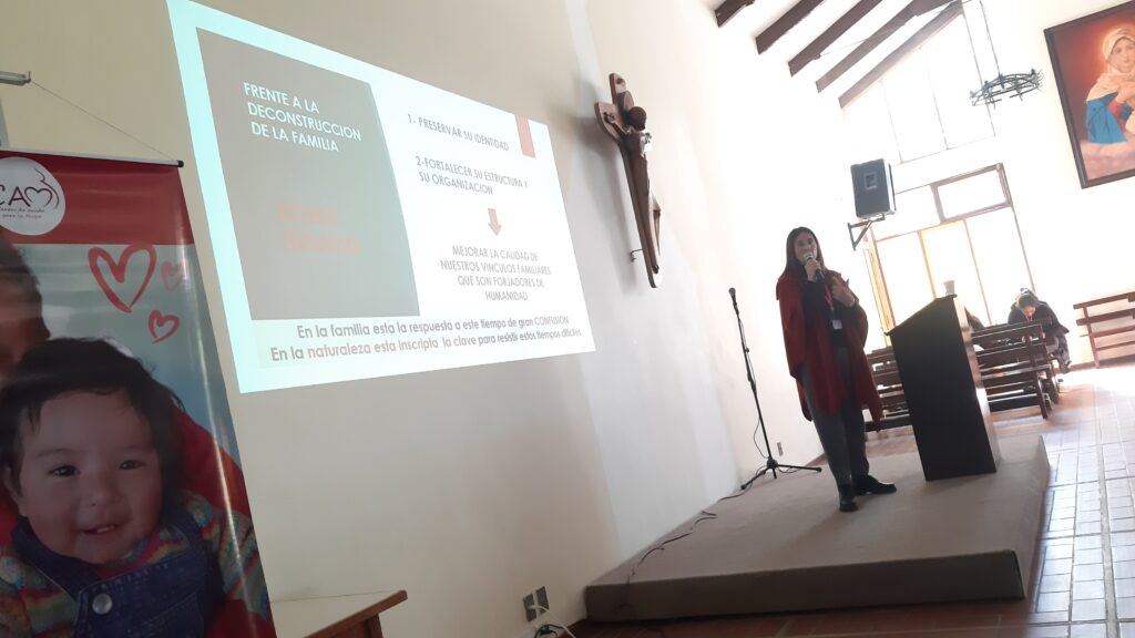 Charla "Importancia de la familia", por la lic. Mariana Kappelmayer, en el II Encuentro por la Vida organizado por el CAM Bolivia en La Paz. Frente a la deconstrucción de la familia.
