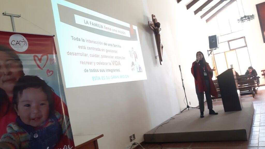 Charla "Importancia de la familia", por la lic. Mariana Kappelmayer, en el II Encuentro por la Vida organizado por el CAM Bolivia en La Paz. La familia tiene una misión.