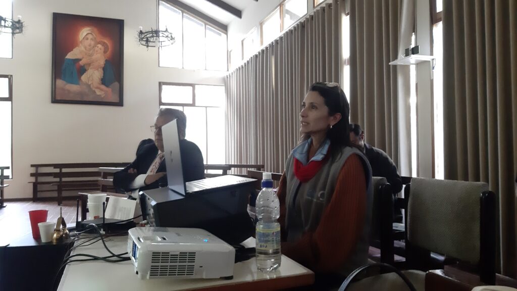 Presentación del CAM, por el Dr. Jorge Serrano Limón, en el II Encuentro por la Vida organizado por el CAM Bolivia en La Paz. Dra. Melina Carmona dirigiendo la reunión.
