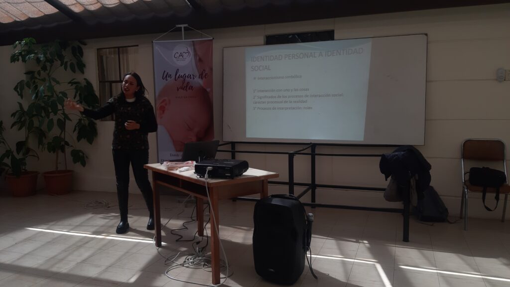 Charla "Educación afectivo-sexual: ¿existe la identidad sexual?", por la lic. Ivett Paz, en el II Encuentro por la Vida organizado por el CAM Bolivia en La Paz. Identidad personal e identidad social.