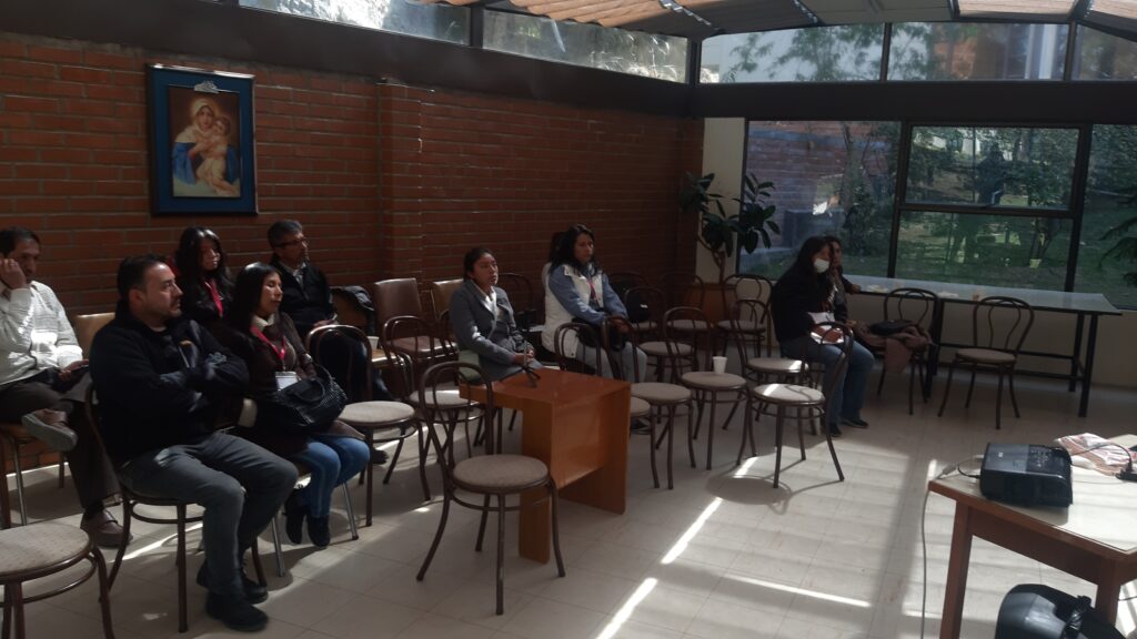 Charla "Educación afectivo-sexual: ¿existe la identidad sexual?", por la lic. Ivett Paz, en el II Encuentro por la Vida organizado por el CAM Bolivia en La Paz. Público.