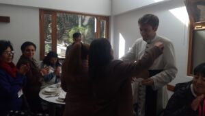 Casa Betania del Santuario Schoenstaat de La Paz, Bolivia. Padre João Silveira recibe un reconocimiento del CAM (Centro de Ayuda para la Mujer) por su labor sacrificada. Se lo entrega Melina Carmona, directora del CAM. Foto 1.