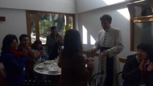 Casa Betania del Santuario Schoenstaat de La Paz, Bolivia. Padre João Silveira recibe un reconocimiento del CAM (Centro de Ayuda para la Mujer) por su labor sacrificada. Se lo entrega Melina Carmona, directora del CAM. Foto 2.