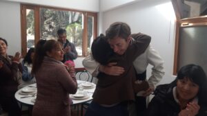 Casa Betania del Santuario Schoenstaat de La Paz, Bolivia. Padre João Silveira recibe un reconocimiento del CAM (Centro de Ayuda para la Mujer) por su labor sacrificada. Se lo entrega Melina Carmona, directora del CAM. Foto 3.