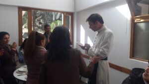 Casa Betania del Santuario Schoenstaat de La Paz, Bolivia. Padre João Silveira recibe un reconocimiento del CAM (Centro de Ayuda para la Mujer) por su labor sacrificada. Se lo entrega Melina Carmona, directora del CAM. Foto 4.