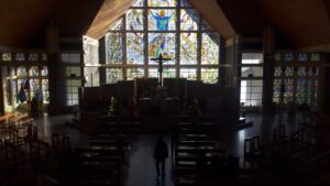Misa tridentina en Bolivia. Catedral Castrense de La Paz. Bancas, vitrales y altar. Foto 1.