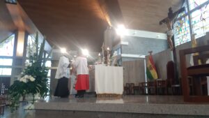 Misa tridentina en Bolivia. Catedral Castrense de La Paz. Acólito Cristián Cisneros y otro acólito de rojo. Foto 1.