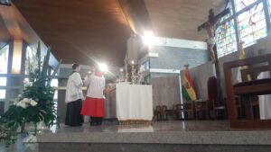Misa tridentina en Bolivia. Catedral Castrense de La Paz. Acólito Cristián Cisneros y otro acólito de rojo. Foto 2.