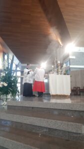 Misa tridentina en Bolivia. Catedral Castrense de La Paz. Acólito Cristián Cisneros y otro acólito de rojo. Foto 3.
