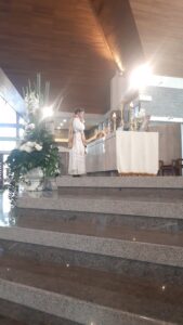 Misa tridentina en Bolivia. Catedral Castrense de La Paz. Otra vista lateral del altar con el padre João Silveira, el acólito Cristián Cisneros y otro acólito de rojo.