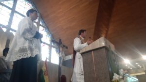 Misa tridentina en Bolivia. Catedral Castrense de La Paz. Homilía del padre João Silveira y al lado acólito Cristián Cisneros.