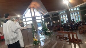 Misa tridentina en Bolivia. Catedral Castrense de La Paz. Padre João Silveira y acólito Cristián Cisneros mirando a los feligreses.