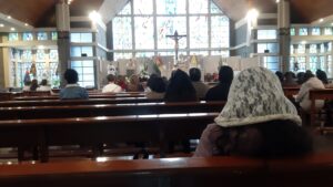 Misa tridentina en Bolivia. Catedral Castrense de La Paz. Vista trasera de los feligreses 5.