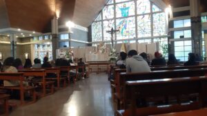 Misa tridentina en Bolivia. Catedral Castrense de La Paz. Vista trasera de los feligreses 2.