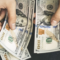 dolares en mano