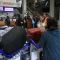 pasajeros-en-ventanillas-de-amaszonas-en-viru-viru