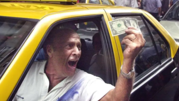 persona sosteniendo un dólar