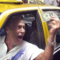 persona sosteniendo un dólar