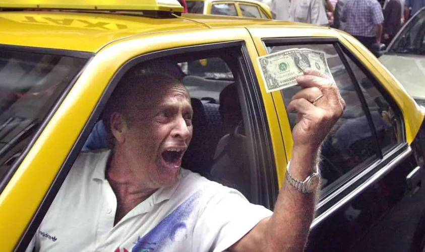 persona sosteniendo un dólar