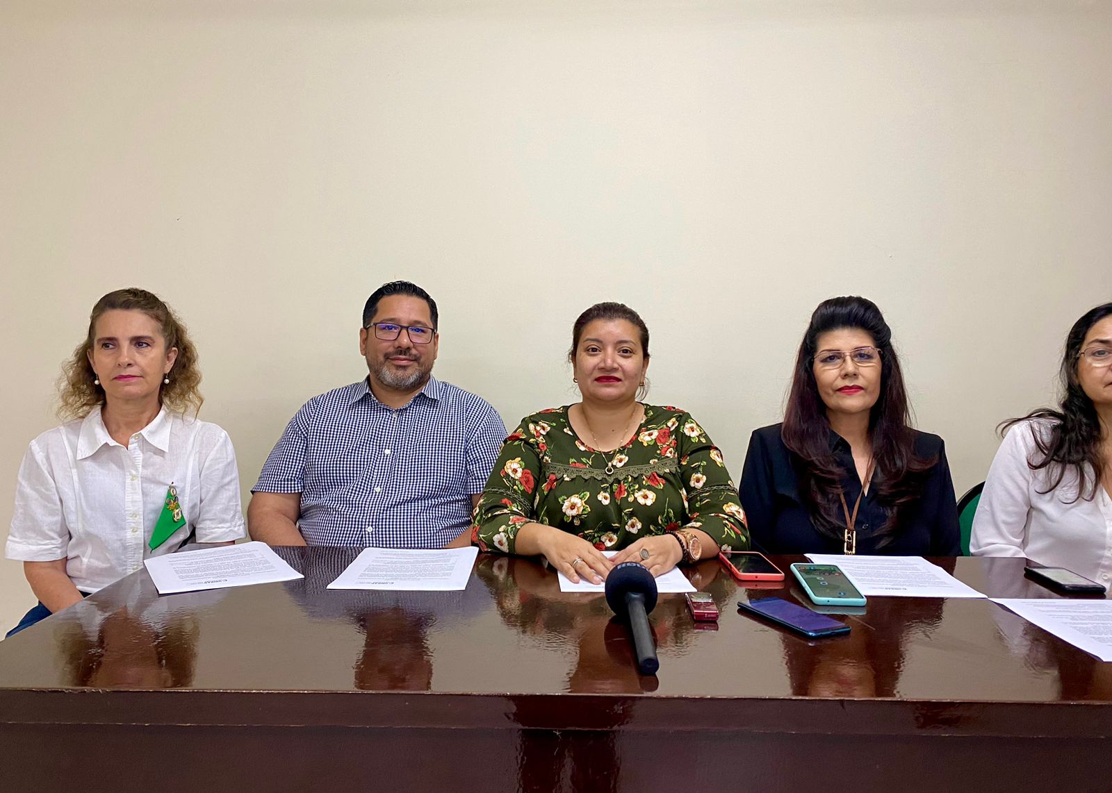 De derecha a izquierda: lic. María Teresa Chacón (presidente de la Fundación Centro de Acción-ACB), asambleísta Martha Gutiérrez (proyectista) y Dr. Jeremías Mendez (presidente de la Plataforma Ciudadana por la Vida y la Familia), en una conferencia de prensa para hablar sobre este proyecto de ley.
