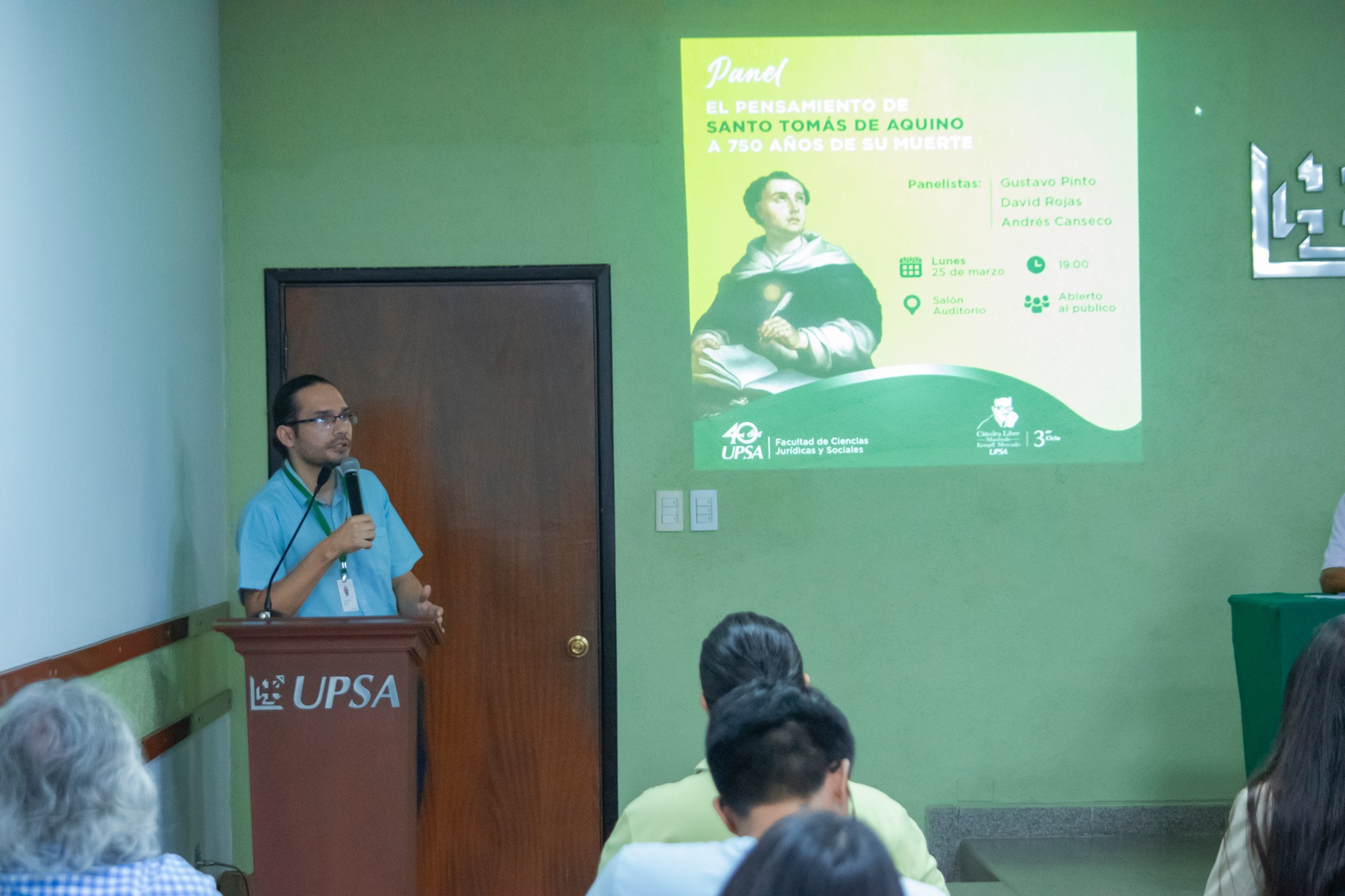 Enrique Fernández García habla sobre Santo Tomás de Aquino en el salón auditorio de la UPSA. Foto: UPSA.