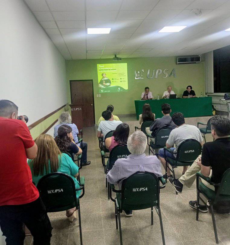 Público visto de espaldas, atento al panel sobre el pensamiento de Santo Tomás de Aquino en el salón auditorio de la UPSA. Foto: Enrique Fernández García.