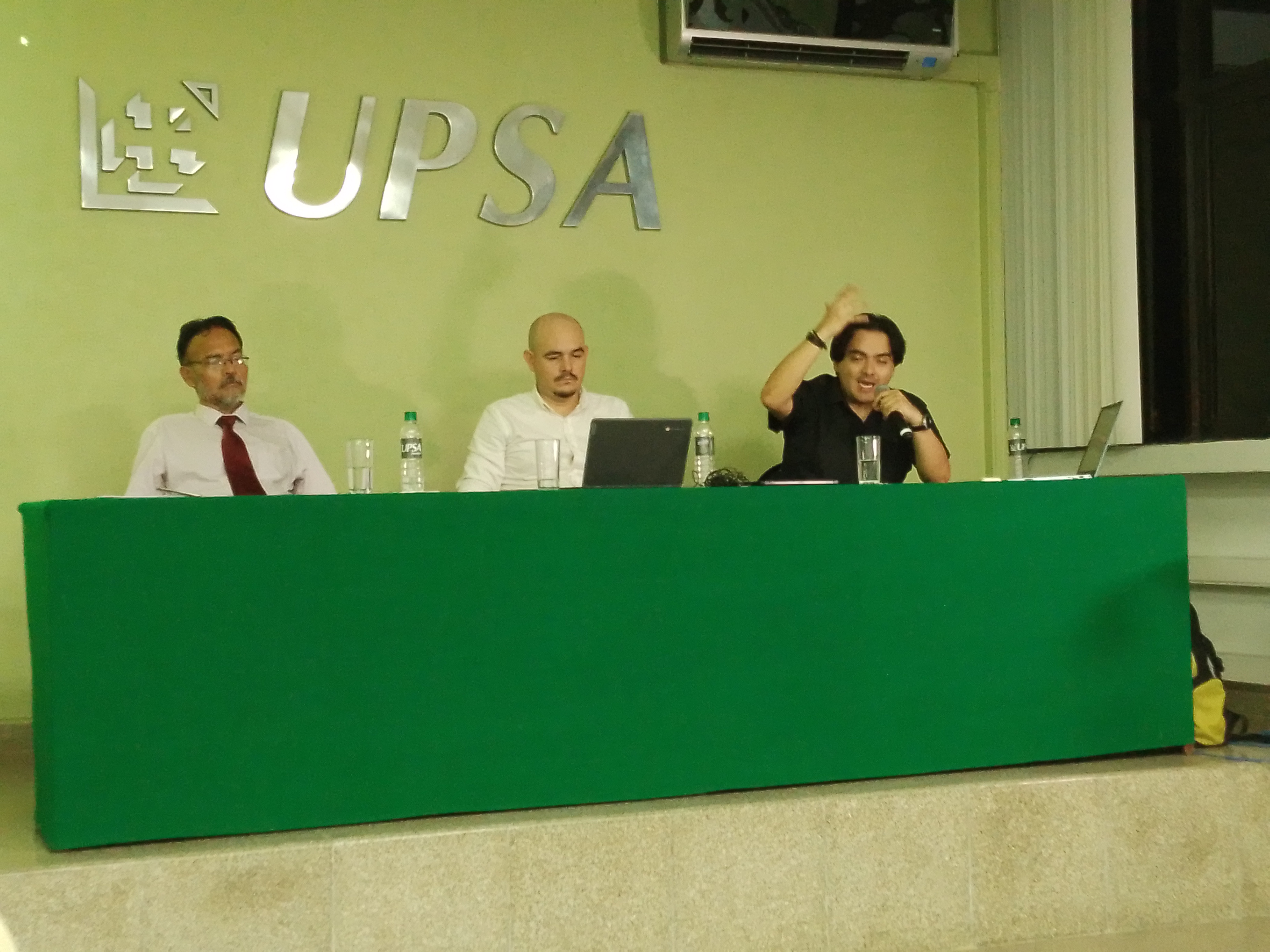 Gustavo Pinto, David Rojas y Andrés Canseco en el salón auditorio de la UPSA. Habla el prof. Canseco. Foto: Aarón Mariscal.