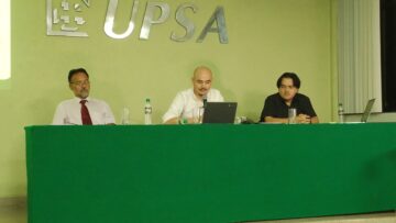 Gustavo Pinto, David Rojas y Andrés Canseco en el salón auditorio de la UPSA. Habla el prof. Rojas. Foto: Aarón Mariscal.