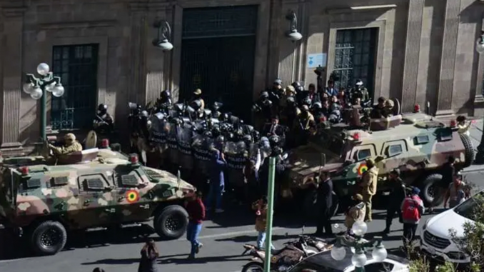 Militares ingresan al Palacio de Gobierno. Foto: Agencia de Prensa Gráfica (APG).