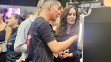 Asistentes al estand (2)