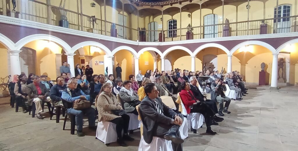 El público escucha atentamente a Capitán Perú en Cochabamba. Foto: Ivani López, Revista Actívate.