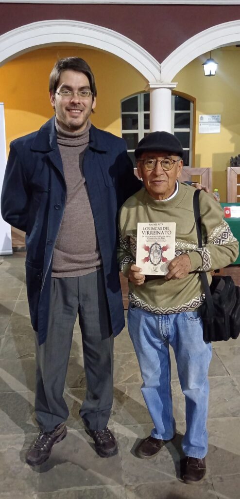 Rafael Aita posa junto a un seguidor suyo con su libro en Cochabamba. Foto: Ivani López, Revista Actívate.