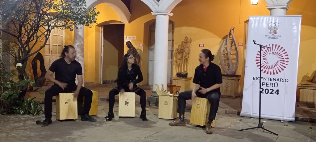 Músicos tocan instrumentos de percusión para Capitán Perú en Cochabamba. Foto: Ivani López, Revista Actívate.