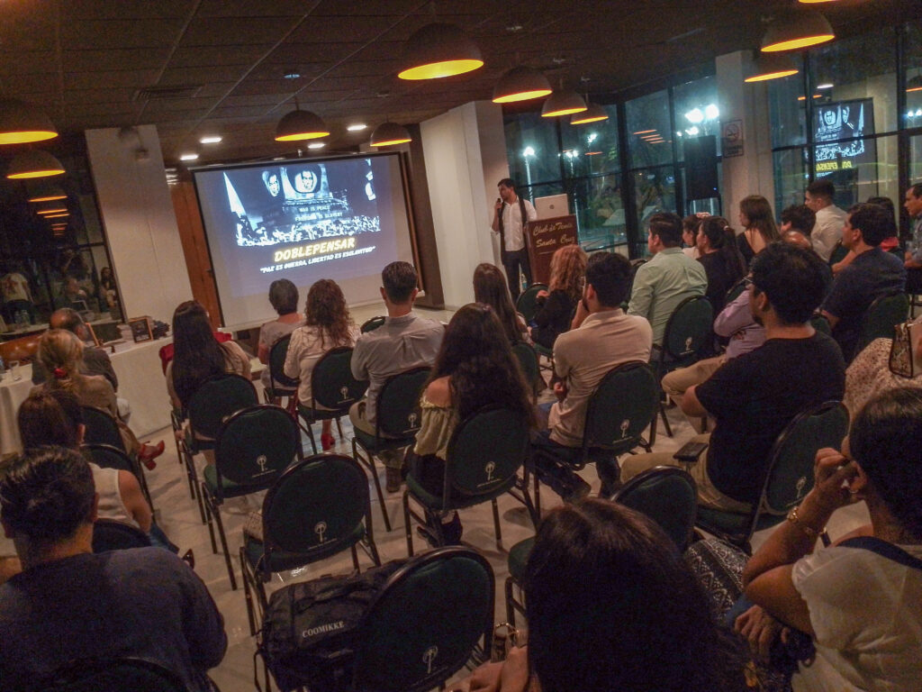 Público presente en la presentación del libro "La deconstrucción del viejo orden". Foto: Aarón Mariscal.