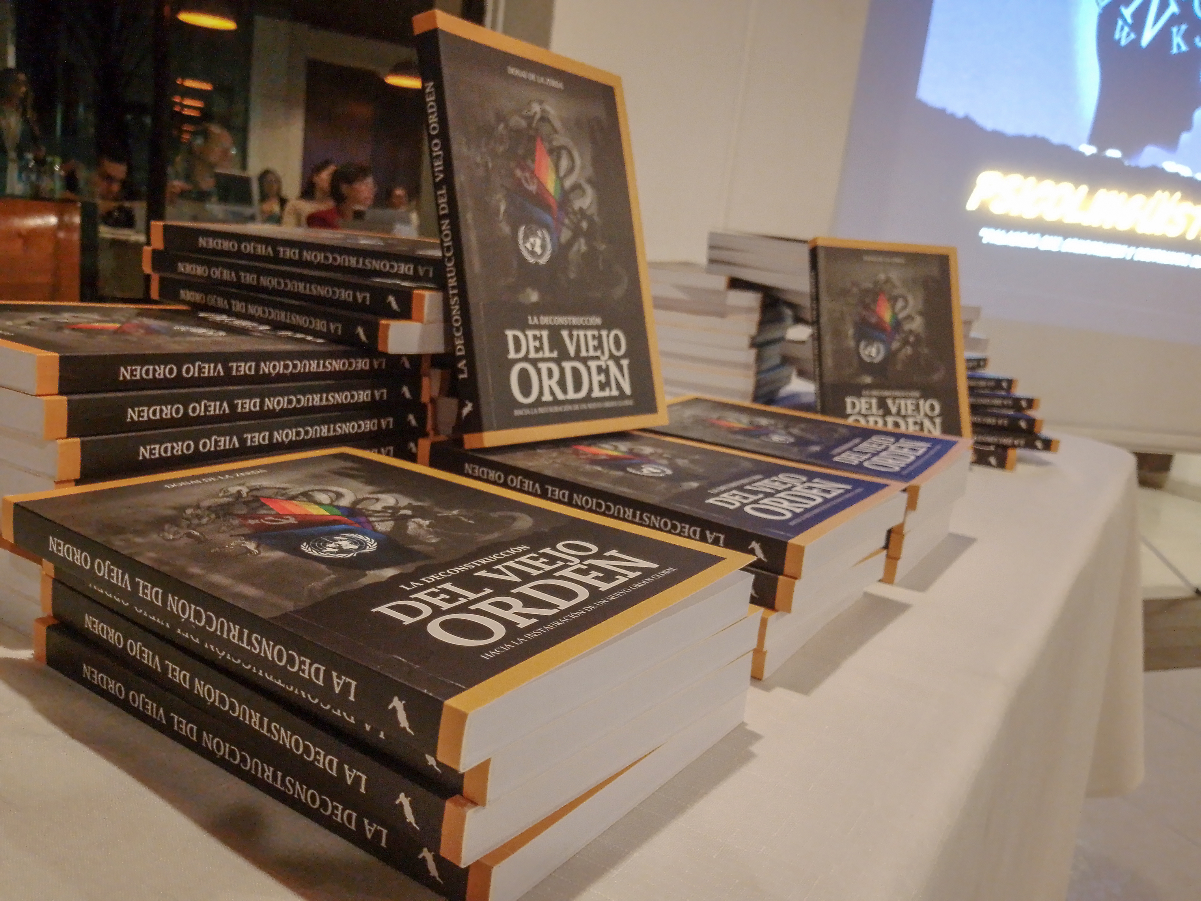 Ejemplares del libro "La deconstrucción del viejo orden". Foto: Aarón Mariscal.