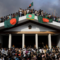 Manifestantes toman el palacio de gobierno en Bangladesh. Foto: K. M. Asad / AFP.